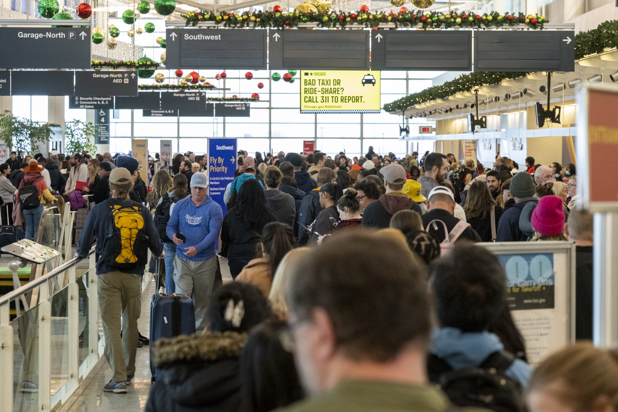 冬季风暴造成全美50多人死亡 纽约州水牛城被大雪覆盖