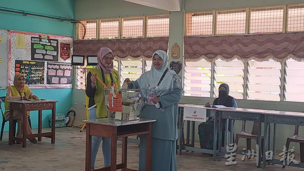 刁曼州席投票日上午放晴,年轻选民稀少,民众投票反应慢热。