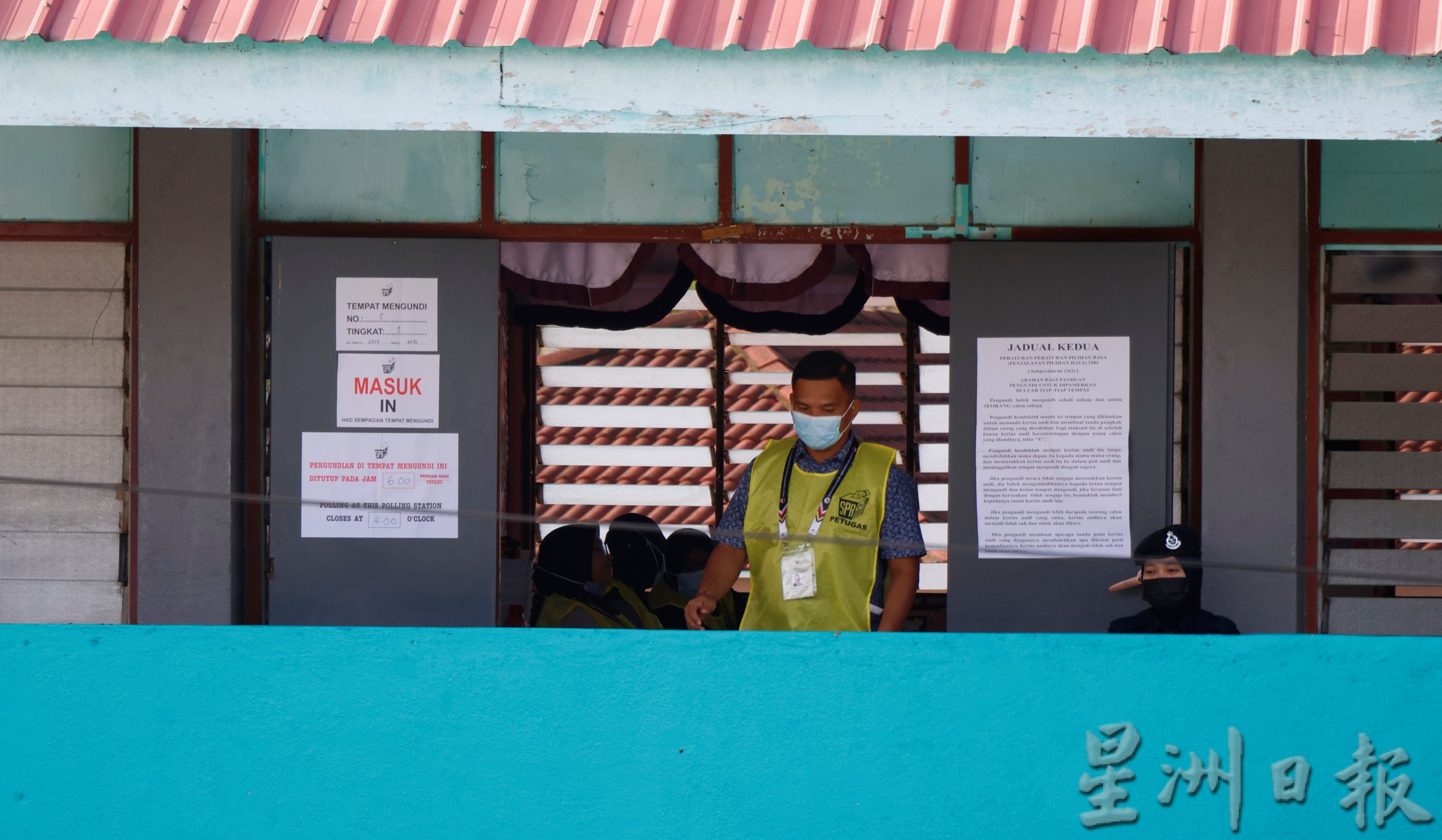 刁曼州席投票日上午放晴,年轻选民稀少,民众投票反应慢热。