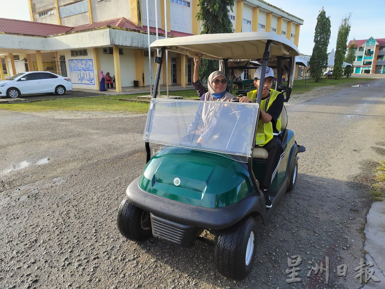 刁曼州席投票日上午放晴,年轻选民稀少,民众投票反应慢热。