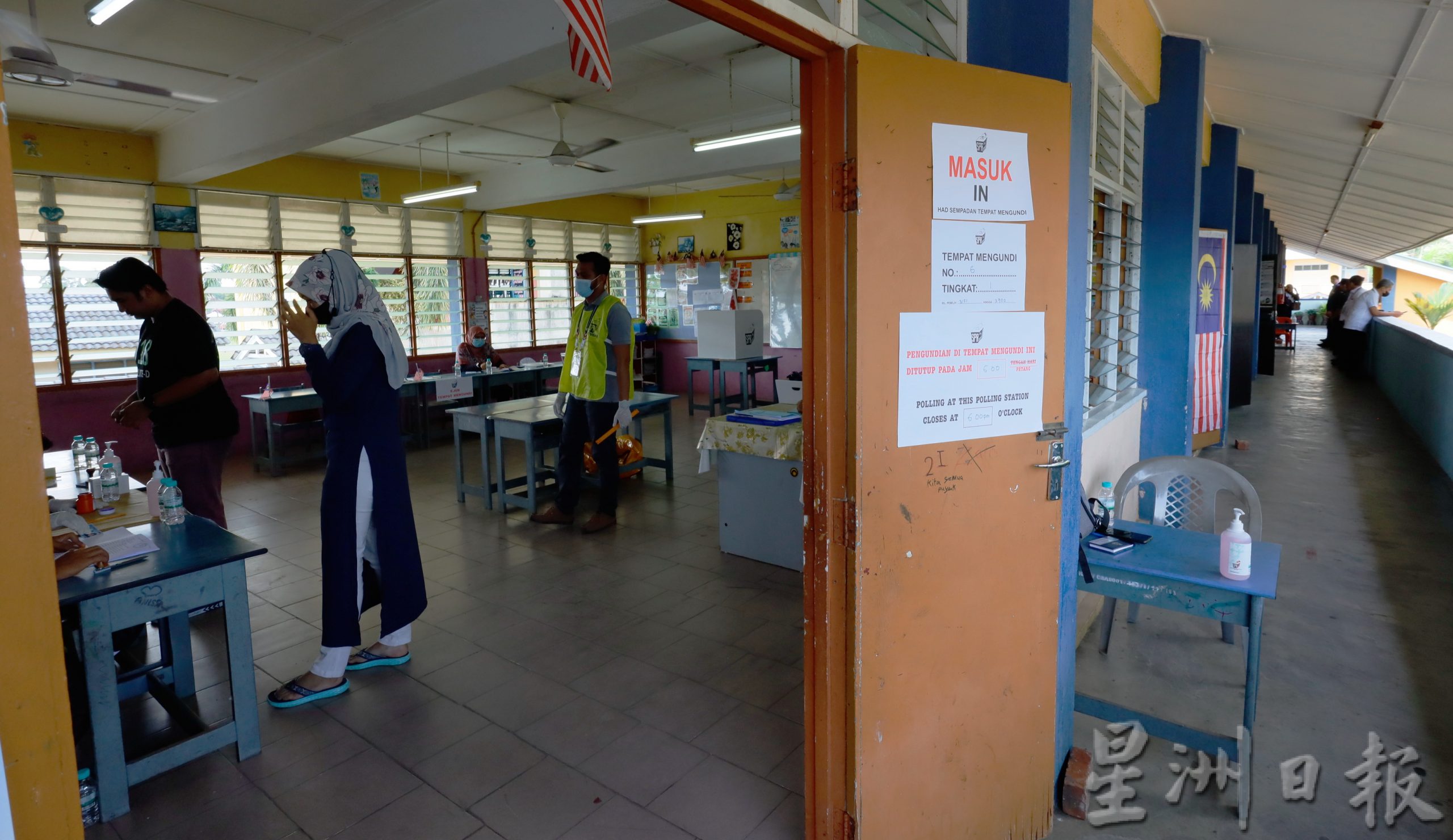 刁曼州席投票日上午放晴,年轻选民稀少,民众投票反应慢热。