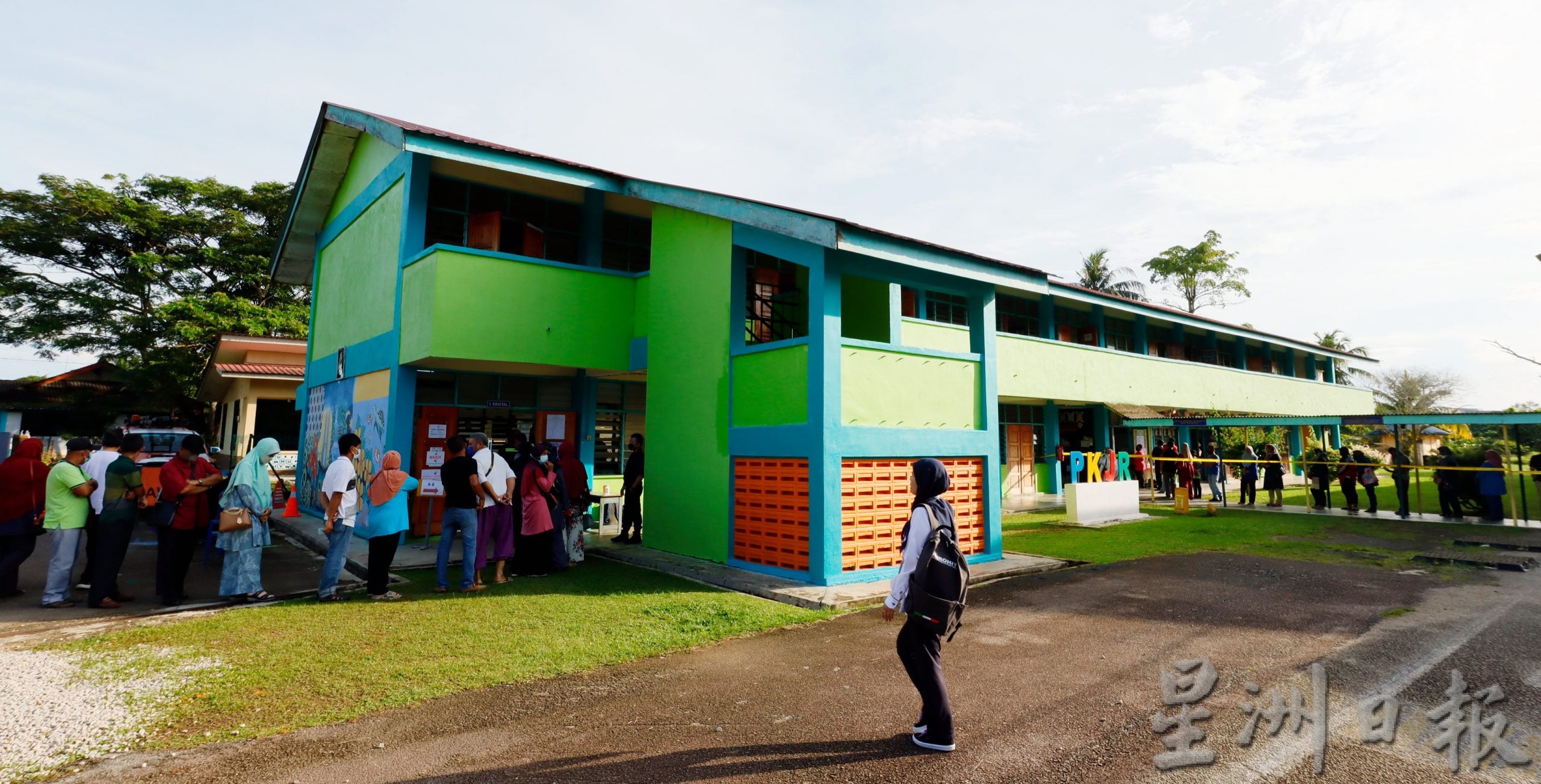 刁曼州席投票日上午放晴,年轻选民稀少,民众投票反应慢热。