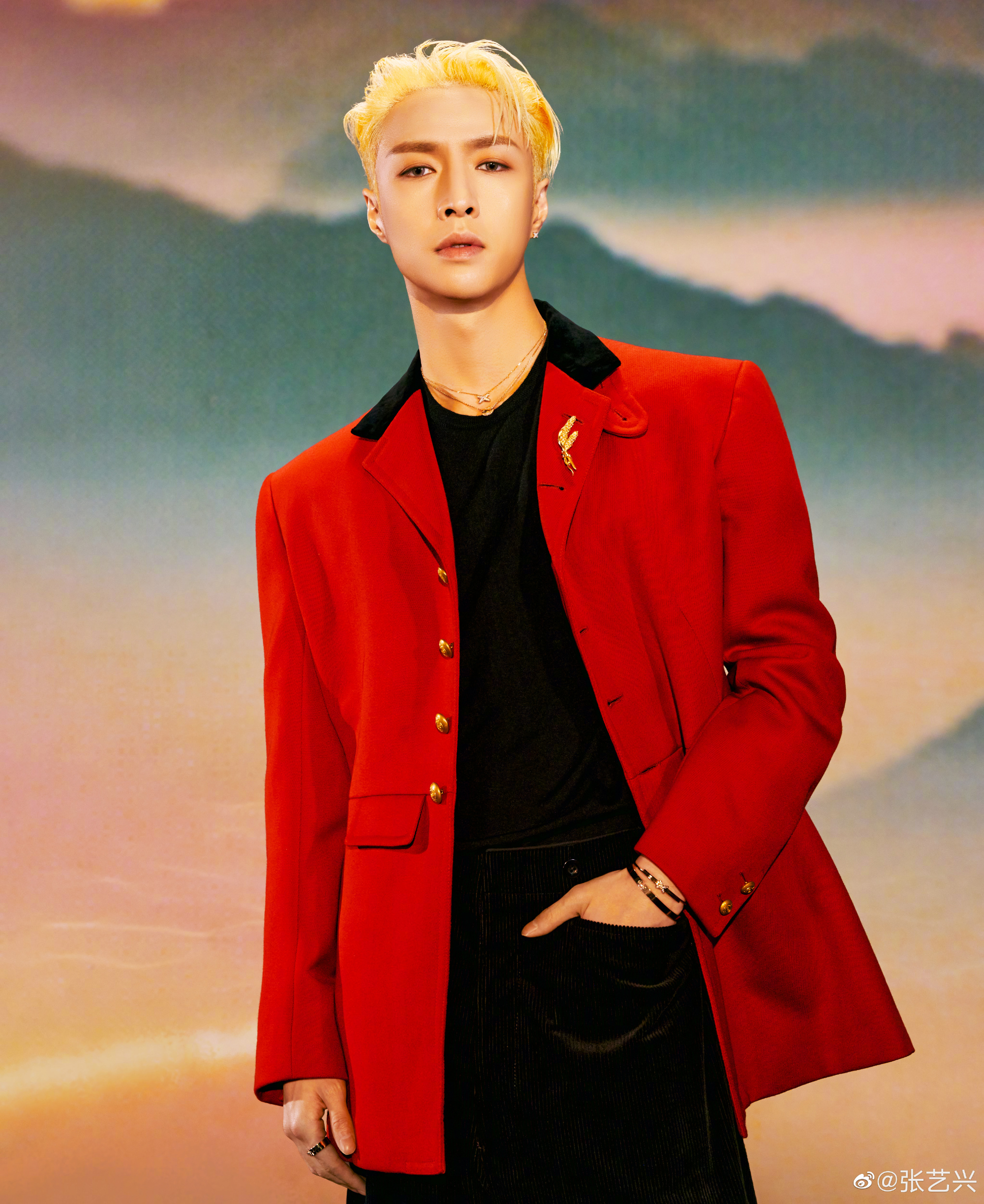 刘诗诗婚服撞衫田曦薇  网傻眼：剧组没钱借来的？