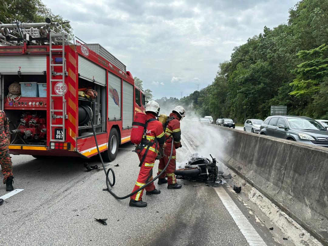 加叻大道发生5辆大型摩托车连环撞车祸,造成5人受伤