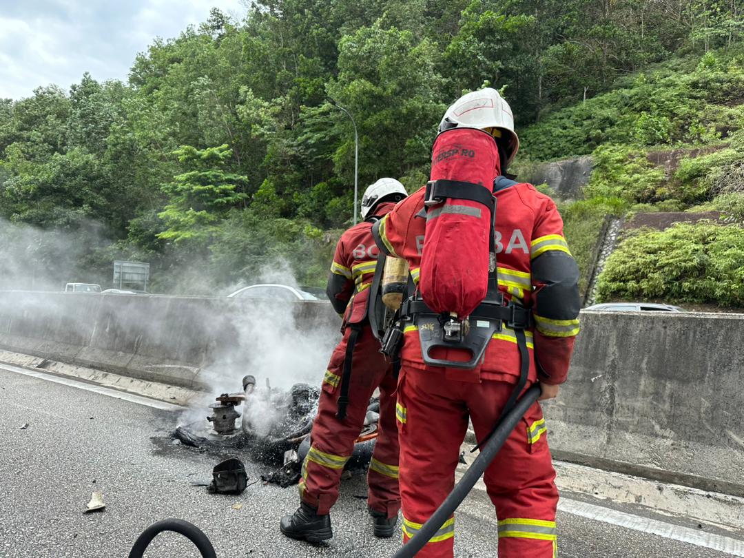 加叻大道发生5辆大型摩托车连环撞车祸,造成5人受伤