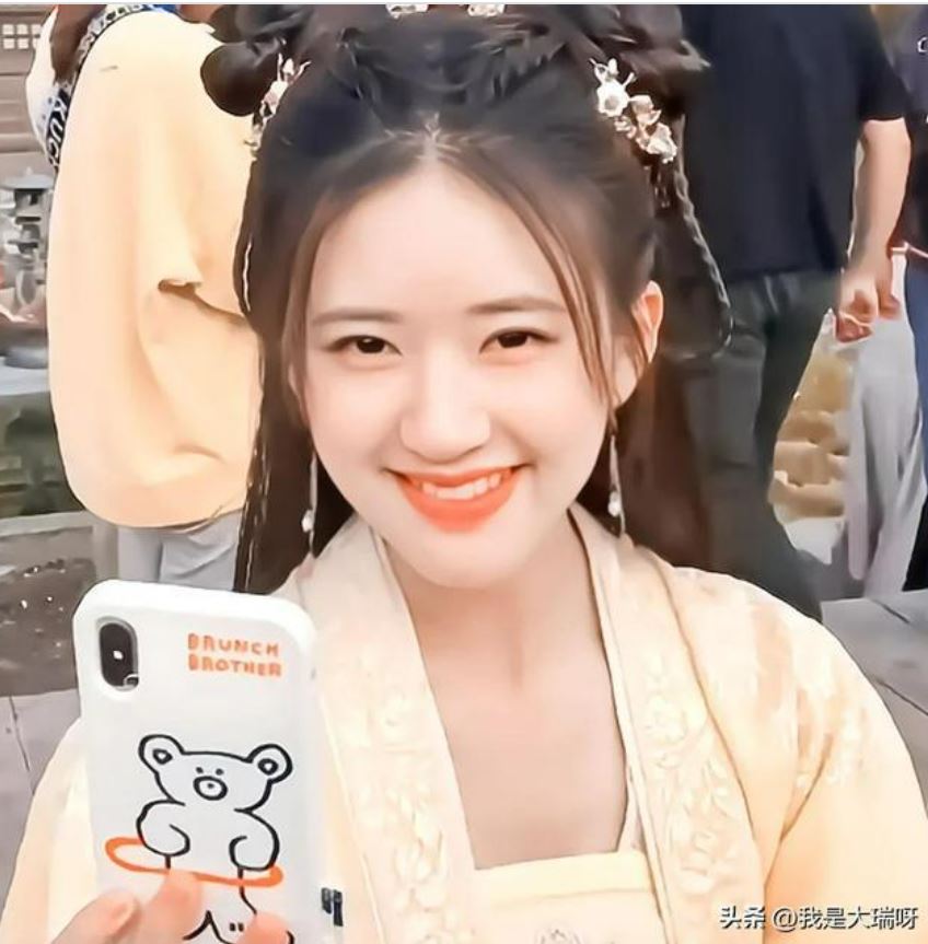 助理跪地帮脱鞋穿袜 赵露思大牌行径被吐槽