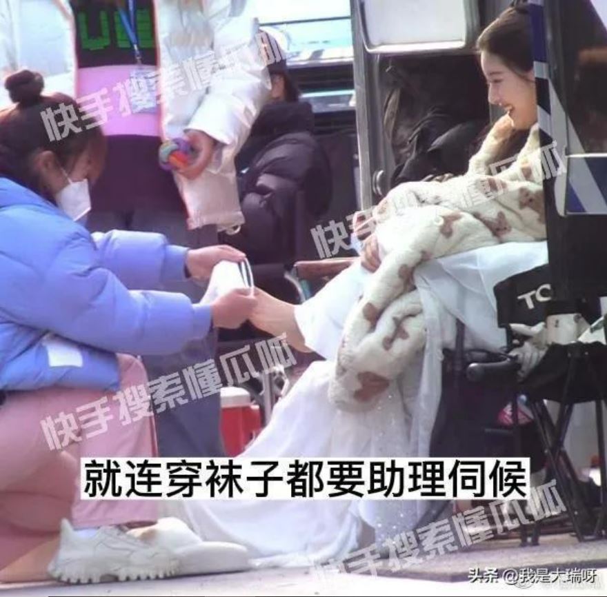 助理跪地帮脱鞋穿袜 赵露思大牌行径被吐槽