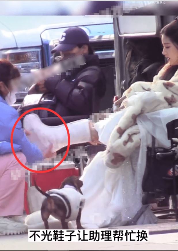 助理跪地帮脱鞋穿袜 赵露思大牌行径被吐槽