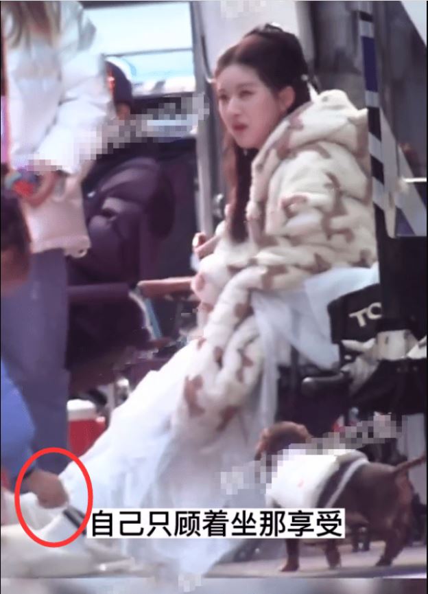 助理跪地帮脱鞋穿袜 赵露思大牌行径被吐槽