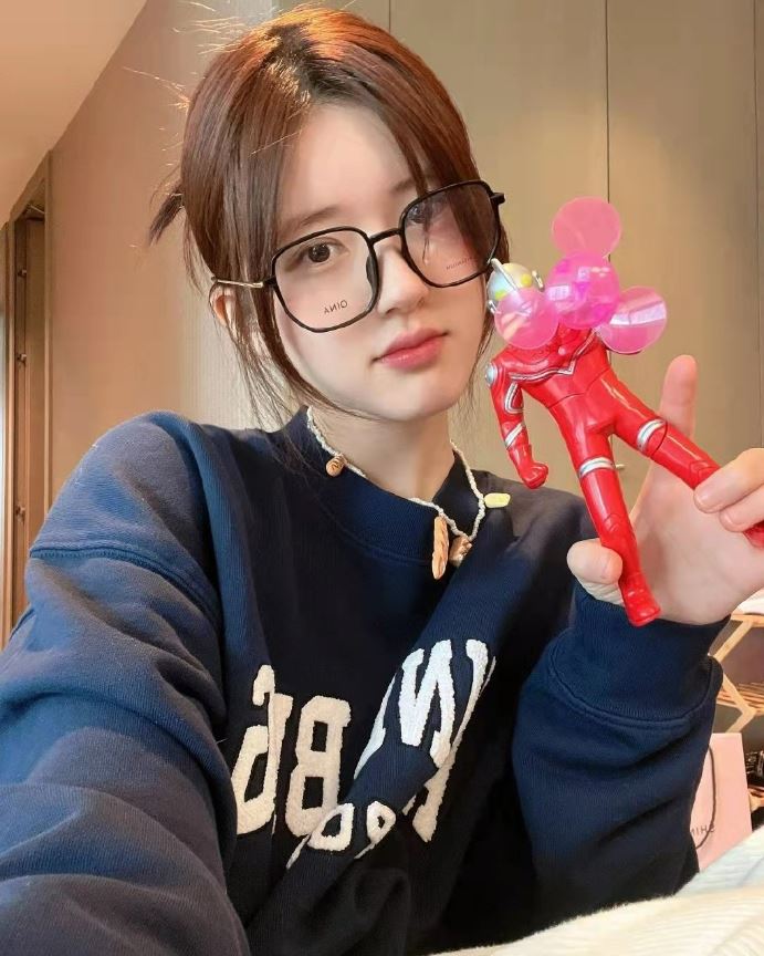 助理跪地帮脱鞋穿袜 赵露思大牌行径被吐槽