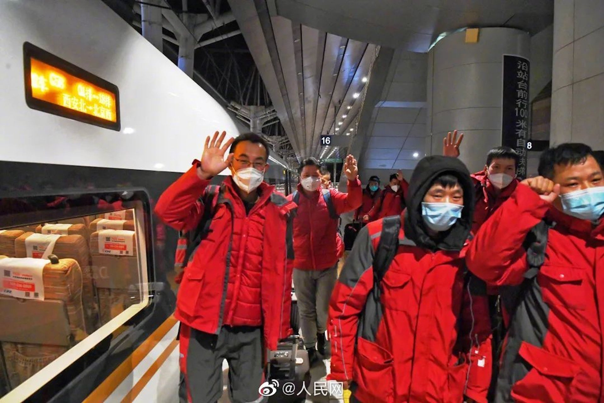 北京街头包裹堆积如山 逾2千名快递员支援 “清零”积压货物