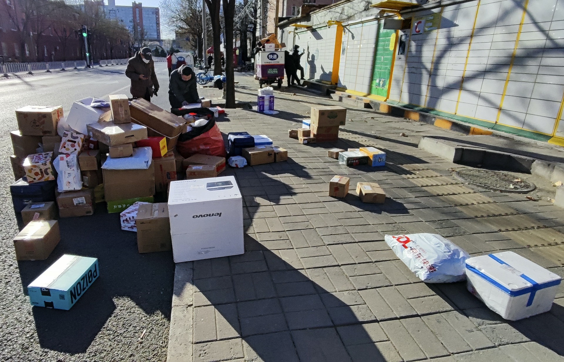 北京街头包裹堆积如山 逾2千名快递员支援 “清零”积压货物