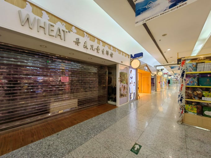 北京防疫放宽市面反冷清 商场无人店铺关门2