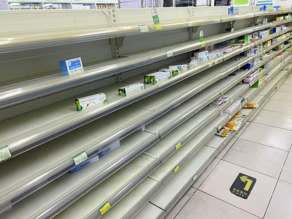 北京防疫放宽市面反冷清 商场无人店铺关门2