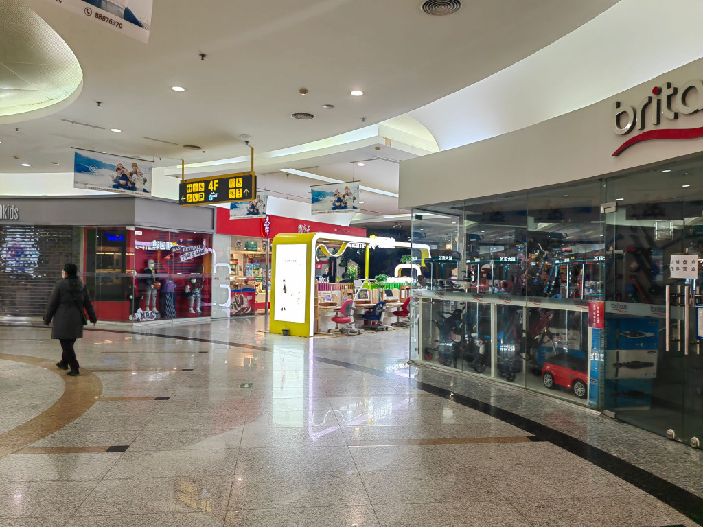 北京防疫放宽市面反冷清 商场无人店铺关门2