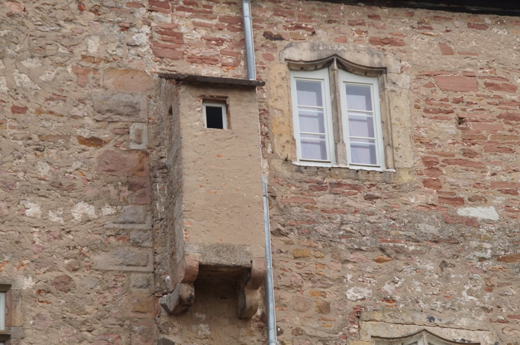 千年古堡上厕所有多刺激?“欧洲屎”让人惊呆:千万别抬头