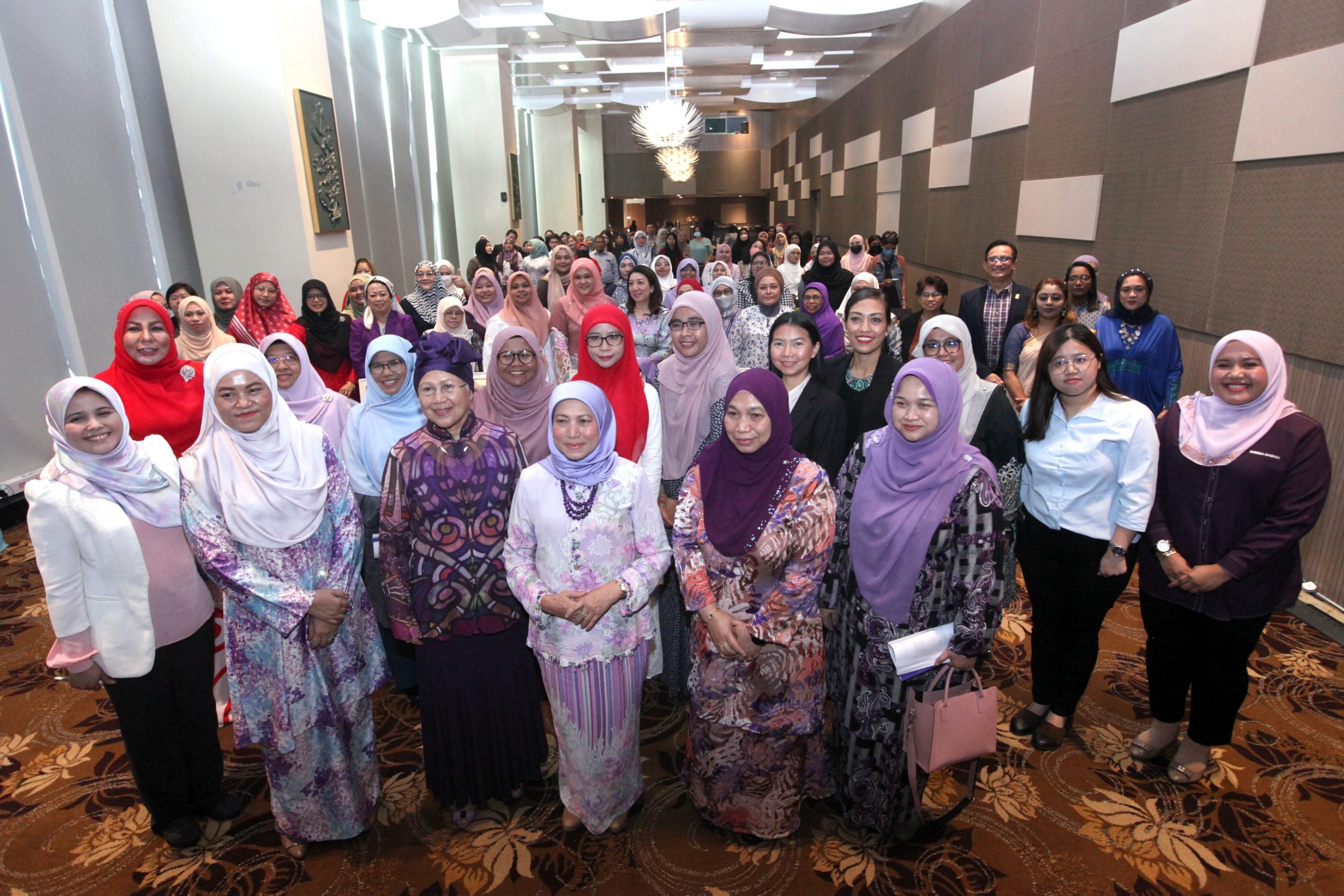 南茜苏克利:女性部长及副部长达23.6%