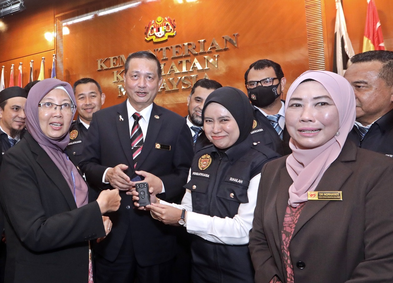 卫生部官员即日起戴BodyCam!部长将缩短医院诊所等待时间