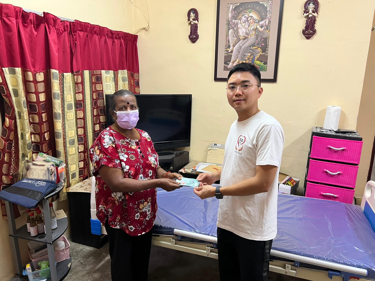印裔家庭父亲与妻子残疾 ∕善心组织捐生活费及病床