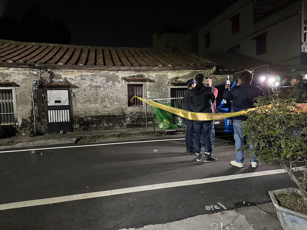 叔叔挥镰刀砍侄子 遭警开15枪击毙