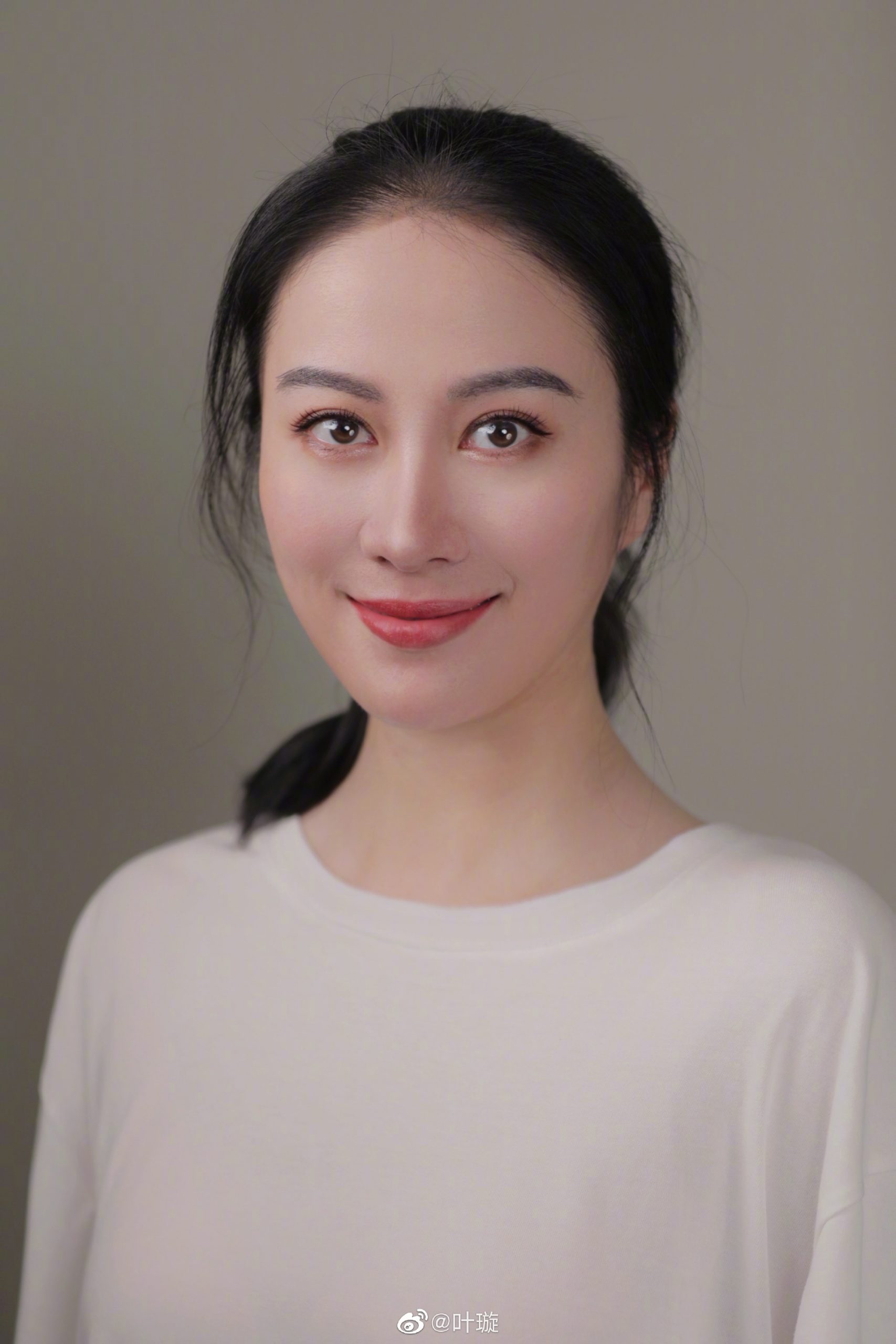 叶璇素颜直播露肚腩 古装女神秒变大妈