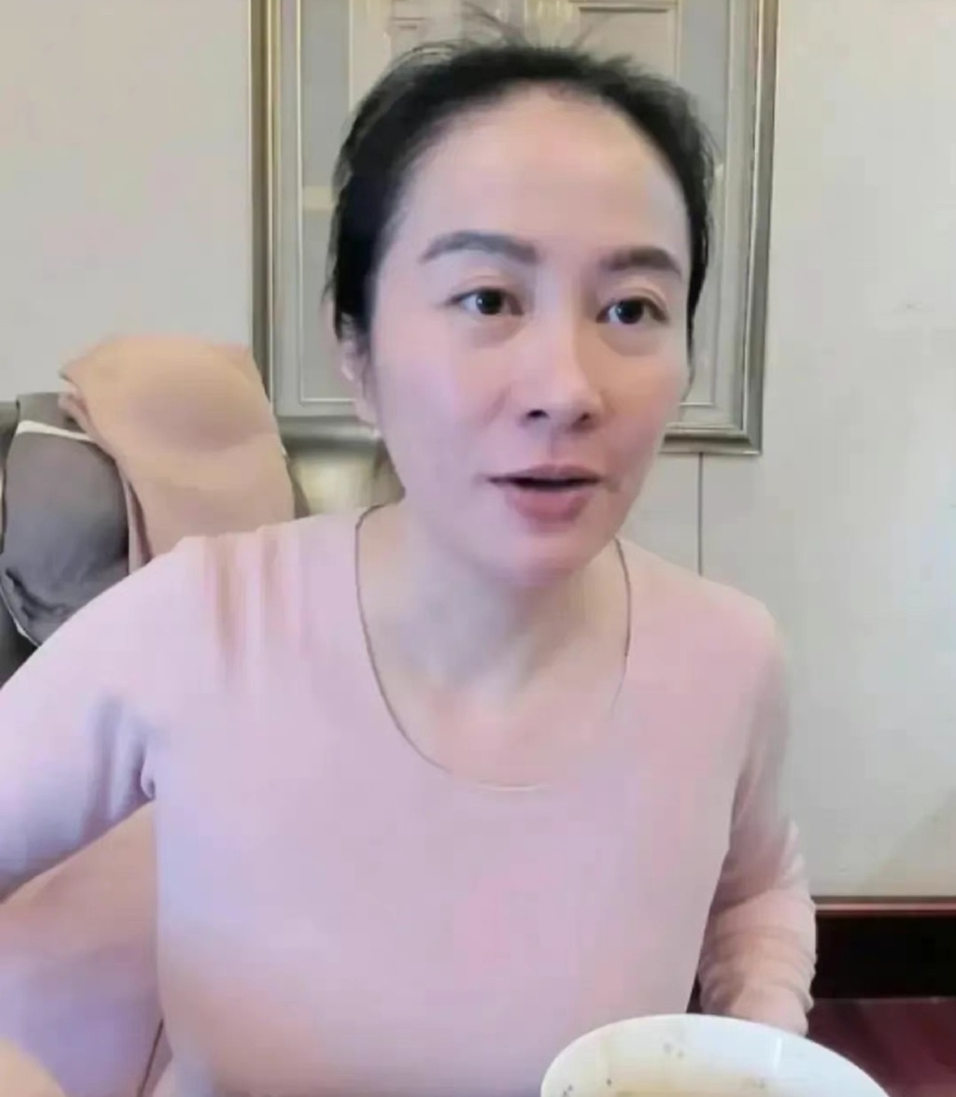 叶璇素颜直播露肚腩 古装女神秒变大妈