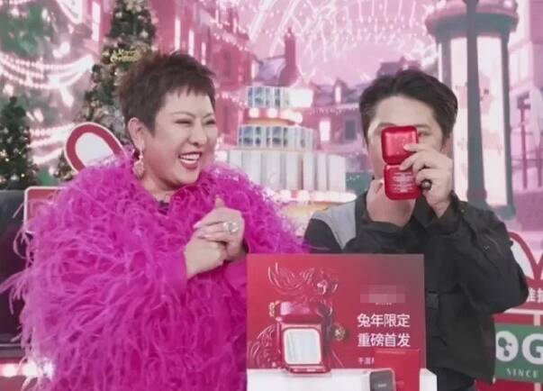  向太直播首秀销售额破亿  叫卖床垫喊“离婚别要回来”	