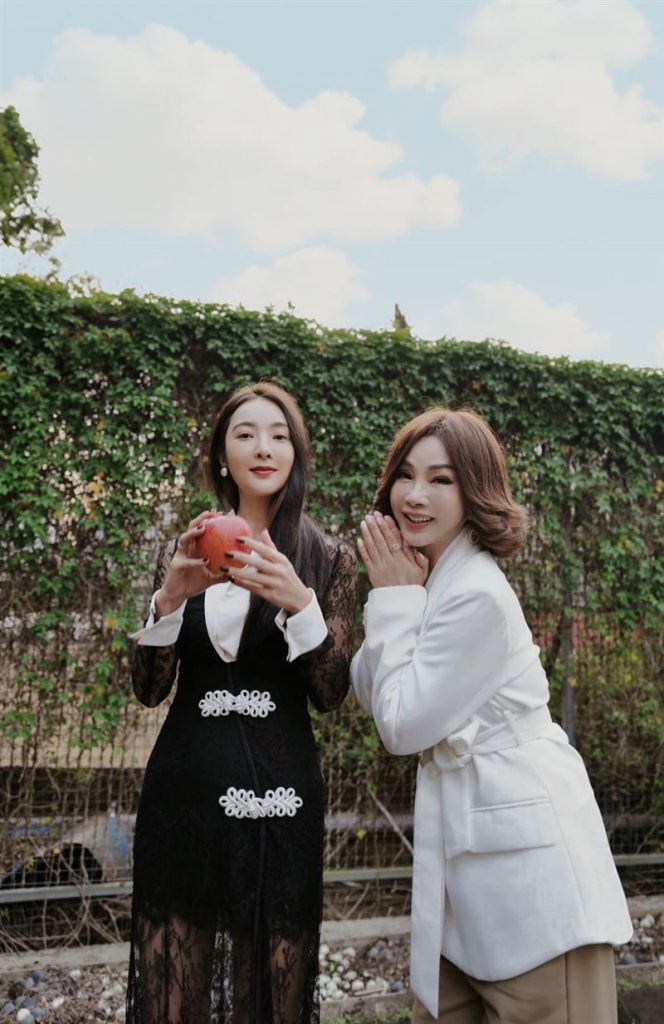 吴速玲离婚曹格首露脸 陈美凤“过来人”送暖