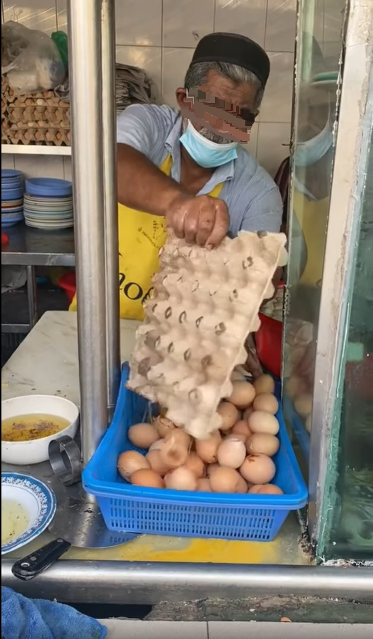 员工摸蛋托未洗手续搓面团 嘛嘛档老板辩:鸡蛋有洗过