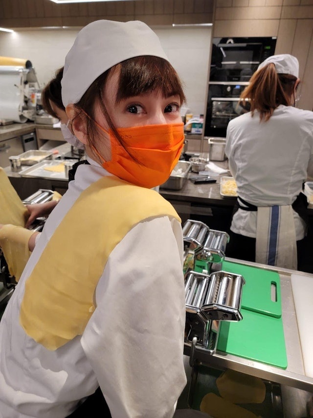 喝汤照鼻子抢镜 刘心悠遭质疑隆鼻