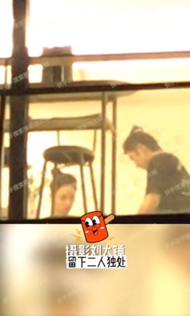 因戏生情实锤 张云龙回锺楚曦家“窗帘没拉好”私下互动全被拍	