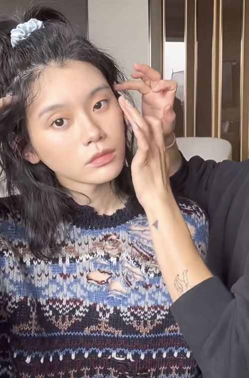 圆梦化身挂历女郎 奚梦瑶妆发评价两极