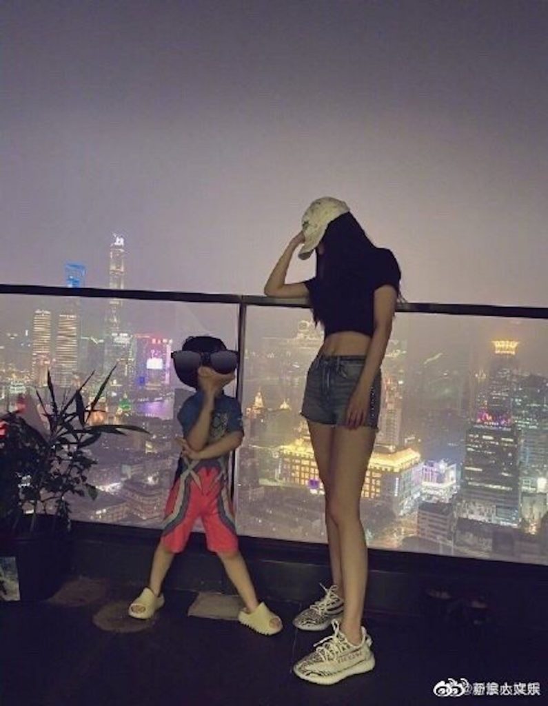 坦承对儿子很严厉 黄晓明自认是虎爸