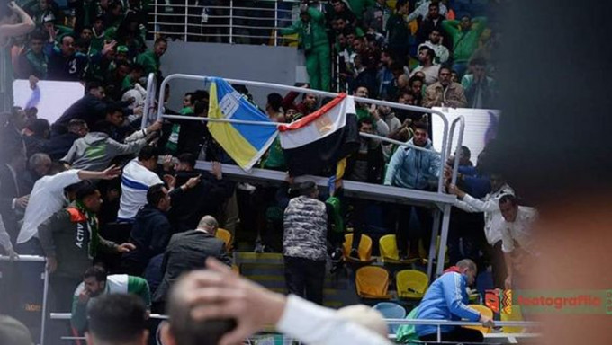 埃及篮球赛爆人踩人致看台倒塌 27人受伤送院