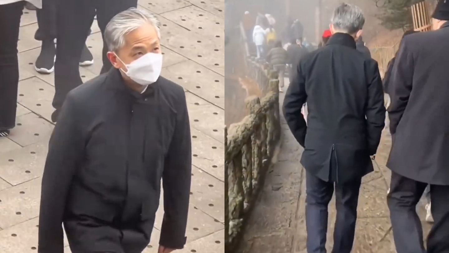 外交官汪文斌游黄山与游客招手致意 网民赞:沉稳谦逊