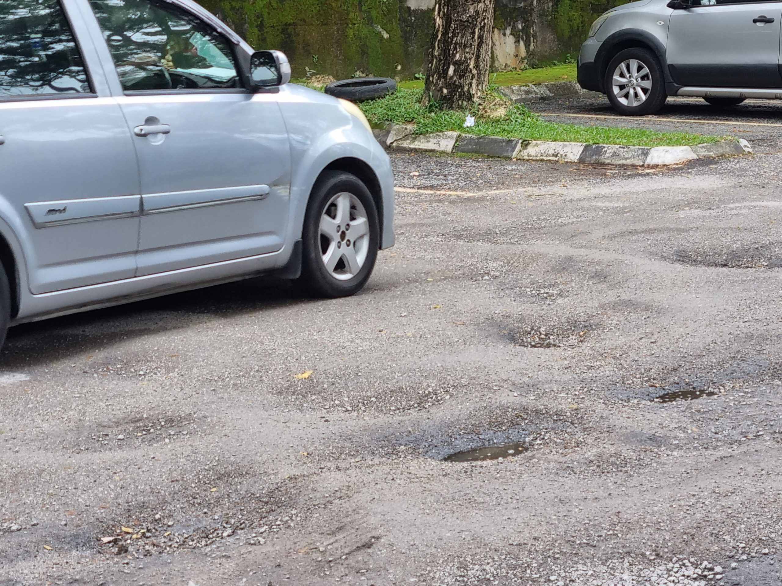 大都会-余保凭PC-道路窟窿四处