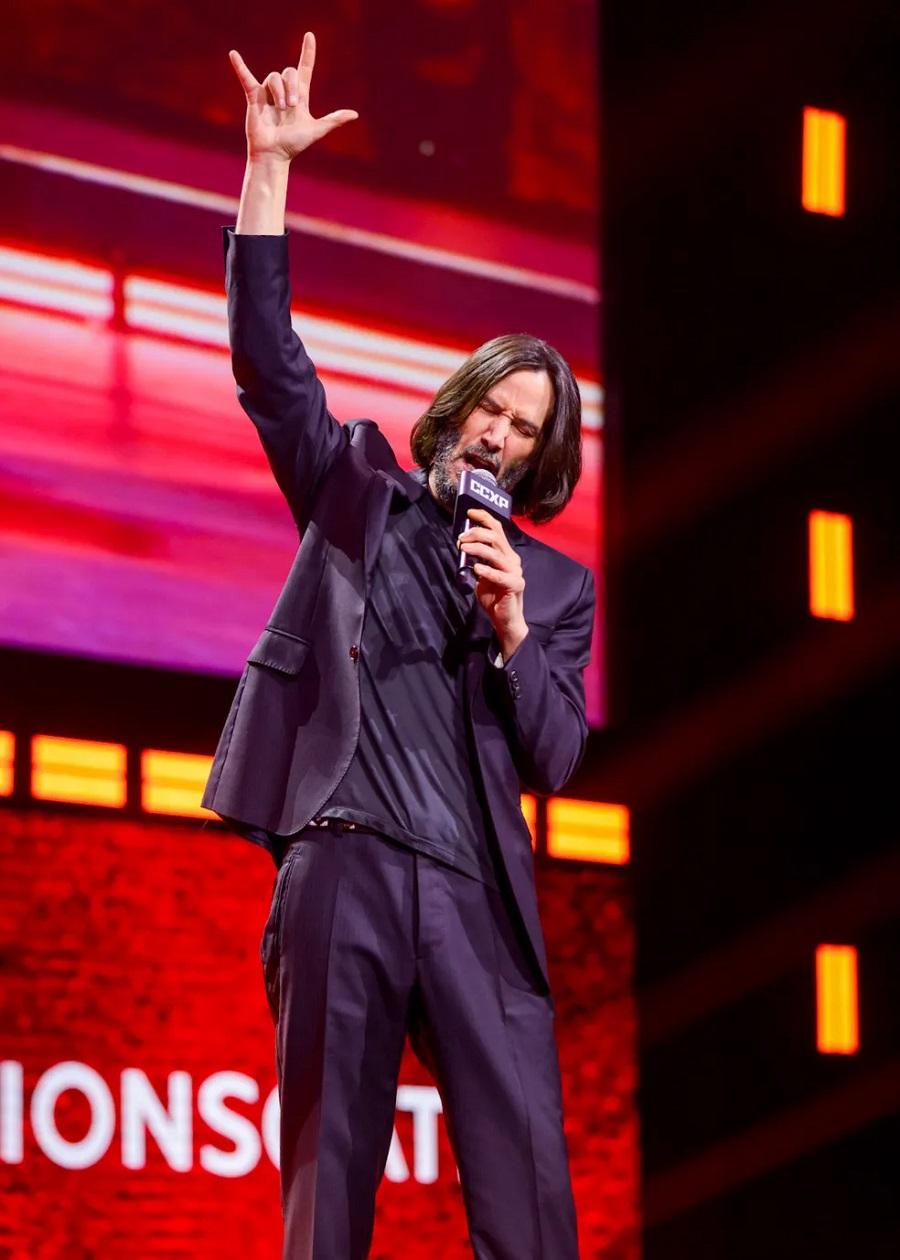 奇洛李维斯拼了! 跪地求支持《捍卫任务4》