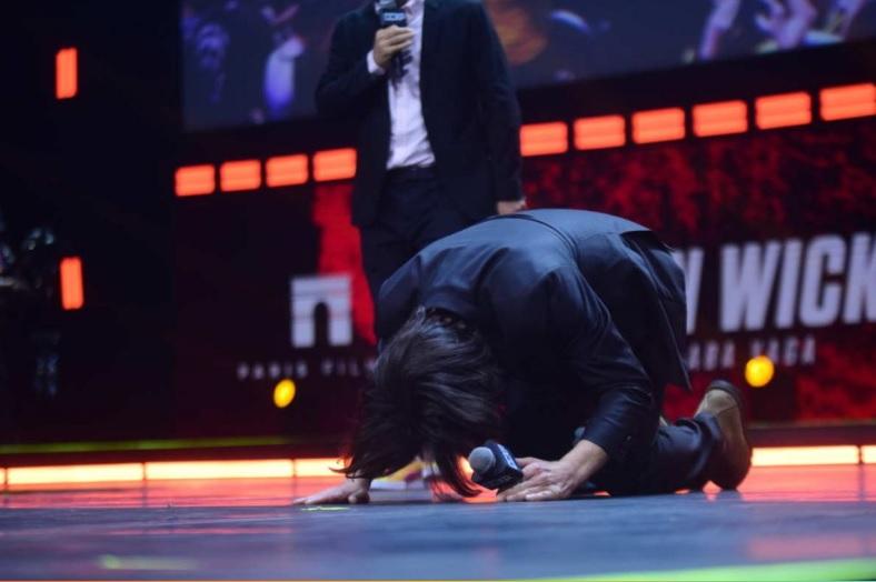 奇洛李维斯拼了! 跪地求支持《捍卫任务4》