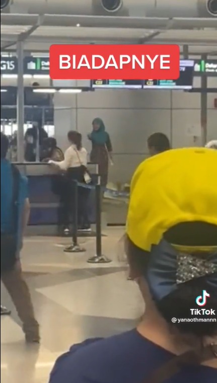 女乘客机场发飙碎玻璃 空姐气不过怒斥 网赞“勇敢姐!”