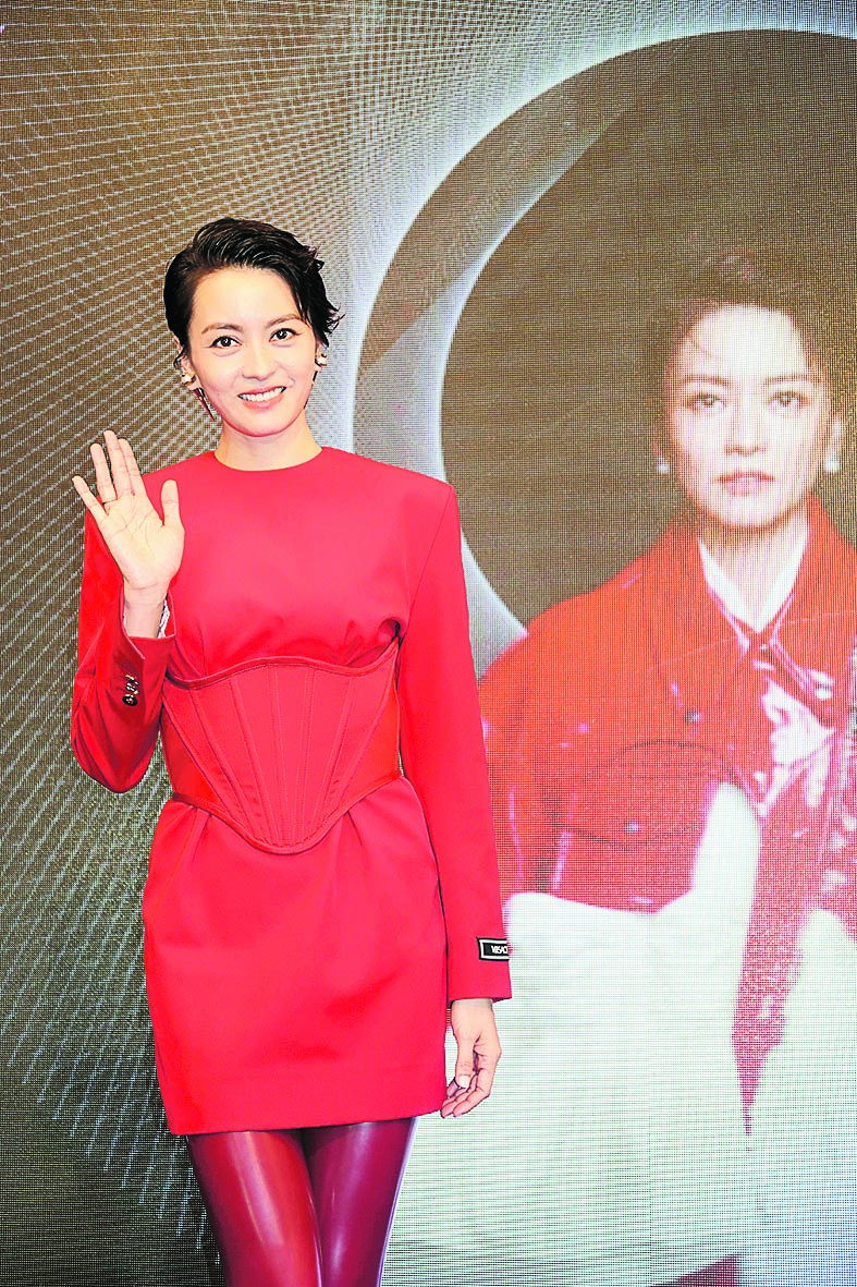 女儿偕同学捧场个唱  梁咏琪歌衫收起性感