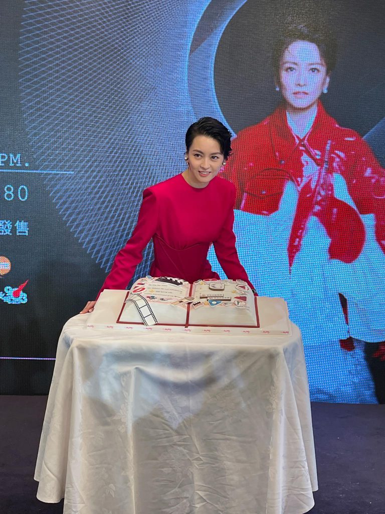 女儿偕同学捧场个唱  梁咏琪歌衫收起性感
