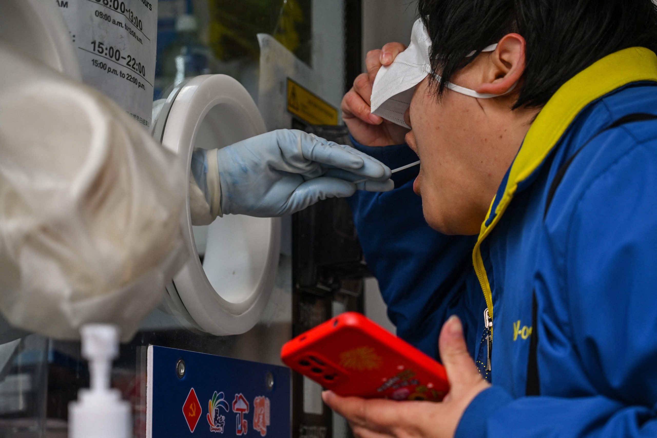 女子声称考核酸采样证“未上岗已失业” 警方:蹭热度,拘留5天