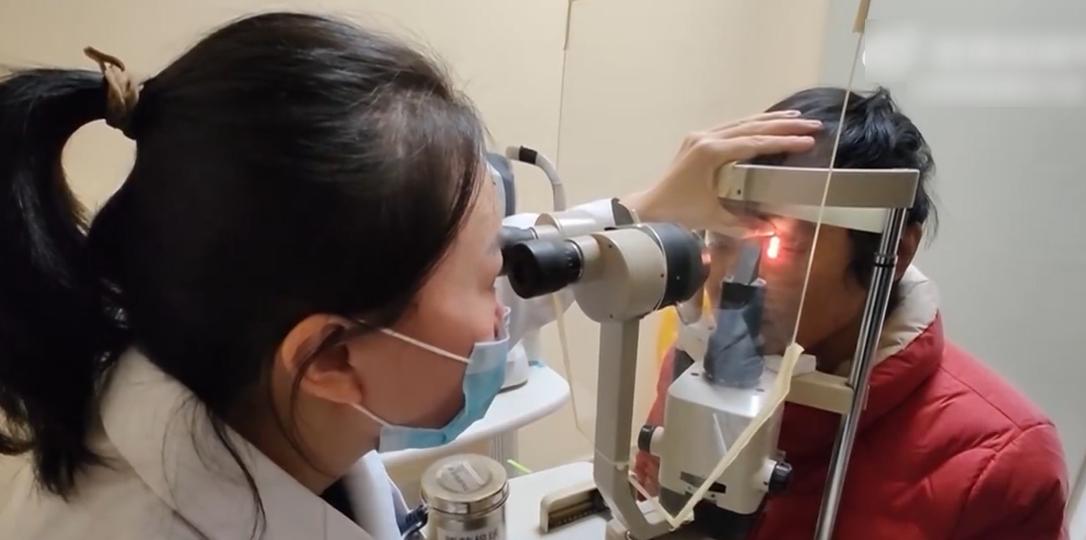 女子近视达3000度 被迫摘除眼球