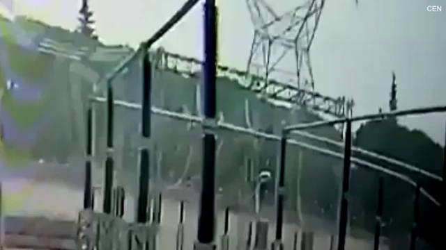 女子飞机上自拍讲「再见」 上传完毕飞机就失事坠毁