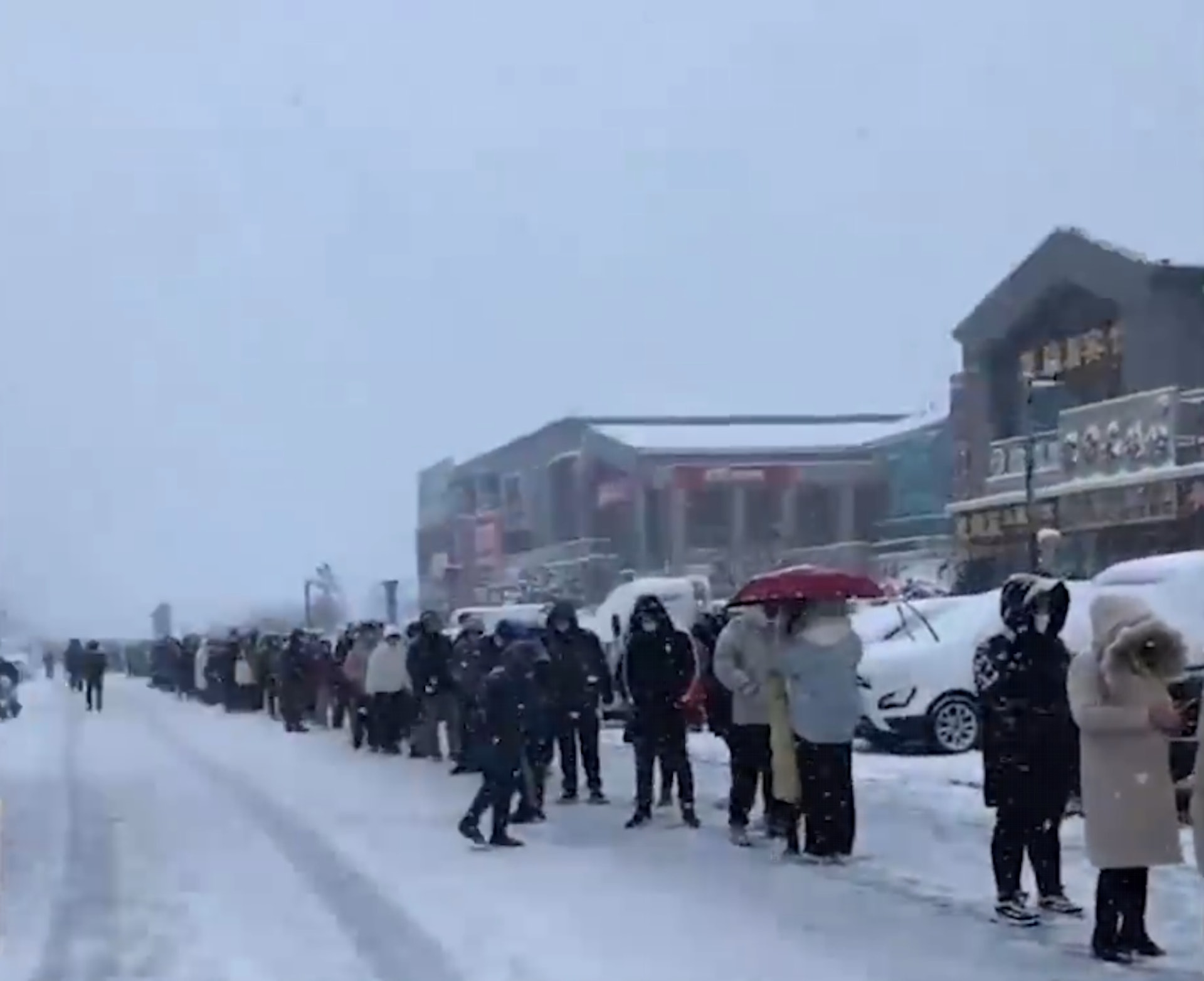 威海市民大雪中排队做核酸惹议