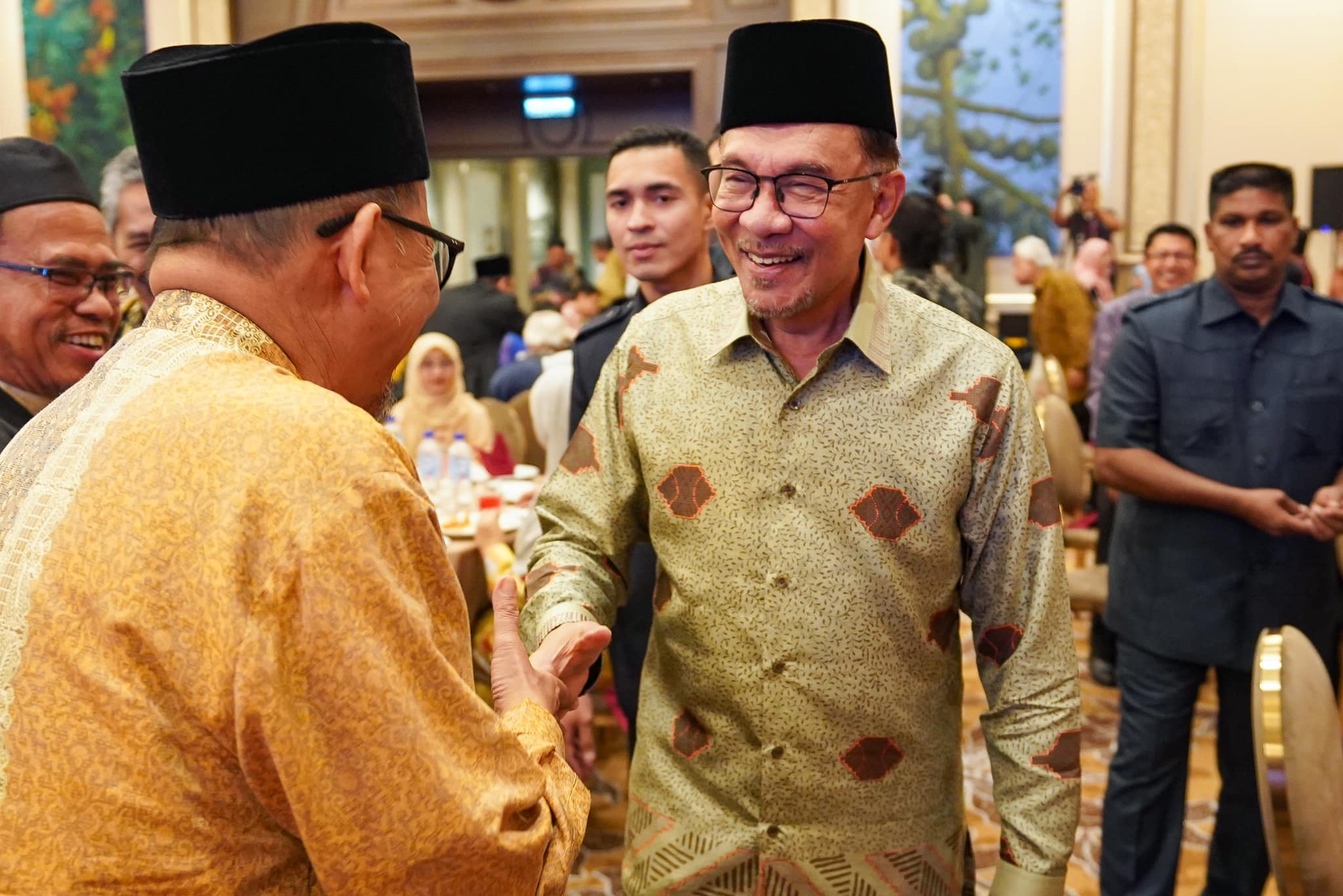 安华与70马来学者教授会面 盼助落实耽搁改革计划