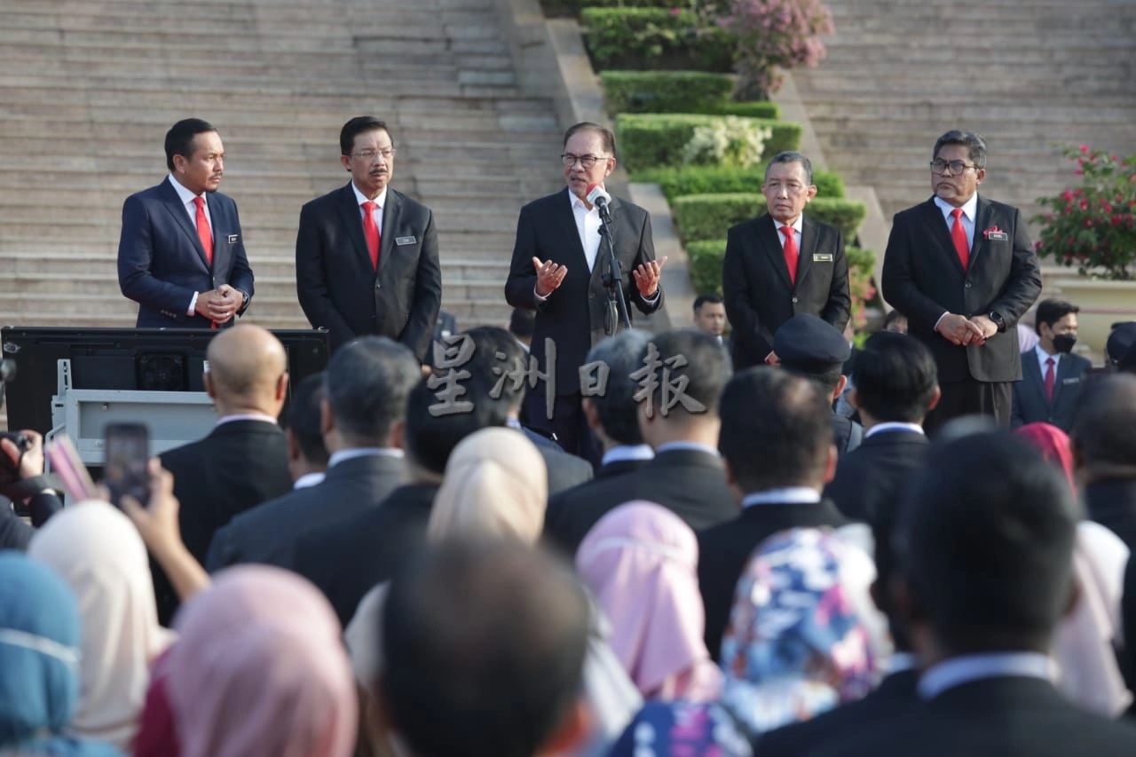 安华OOTD再引关注 网:“为何他不系领带?”