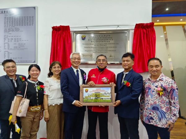 封底-大都会/“育群华中综合大楼”落成／8图