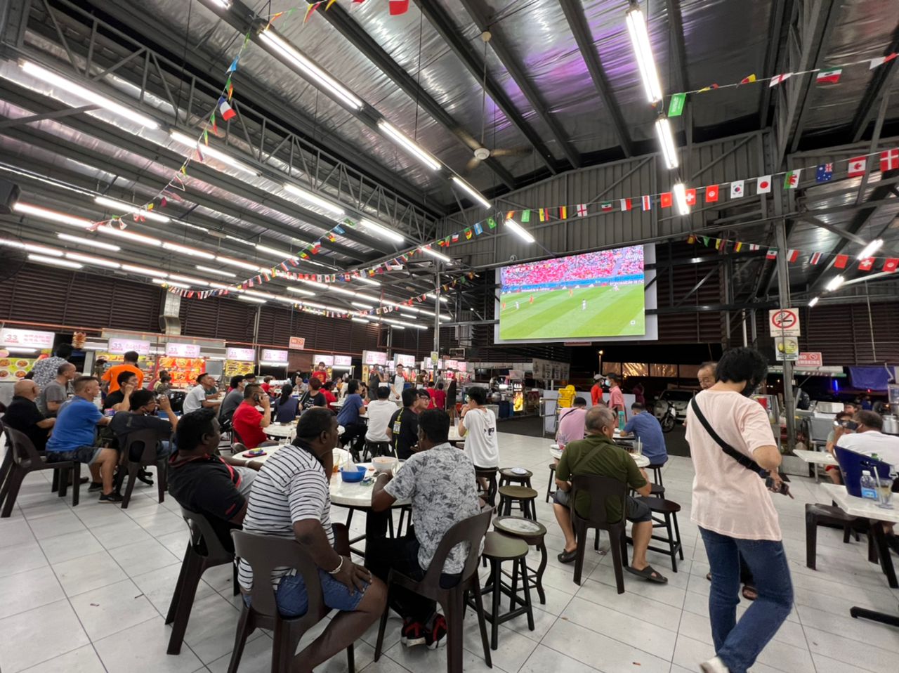 封面-大都会/世界杯足球赛开踢带旺夜间食肆生意／9图