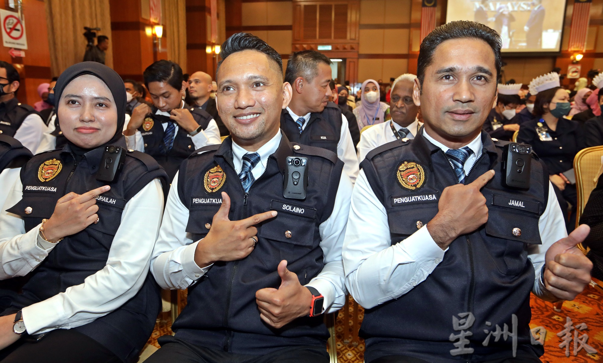 扎丽哈:执法官员佩戴随身摄录机